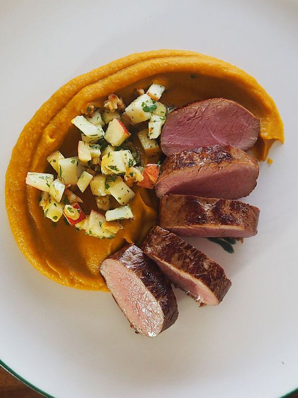 Gebratenes Hirschfilet mit einer Kürbis-Miso-Soße und Apfel-Walnuß-Petersilie-Allerlei